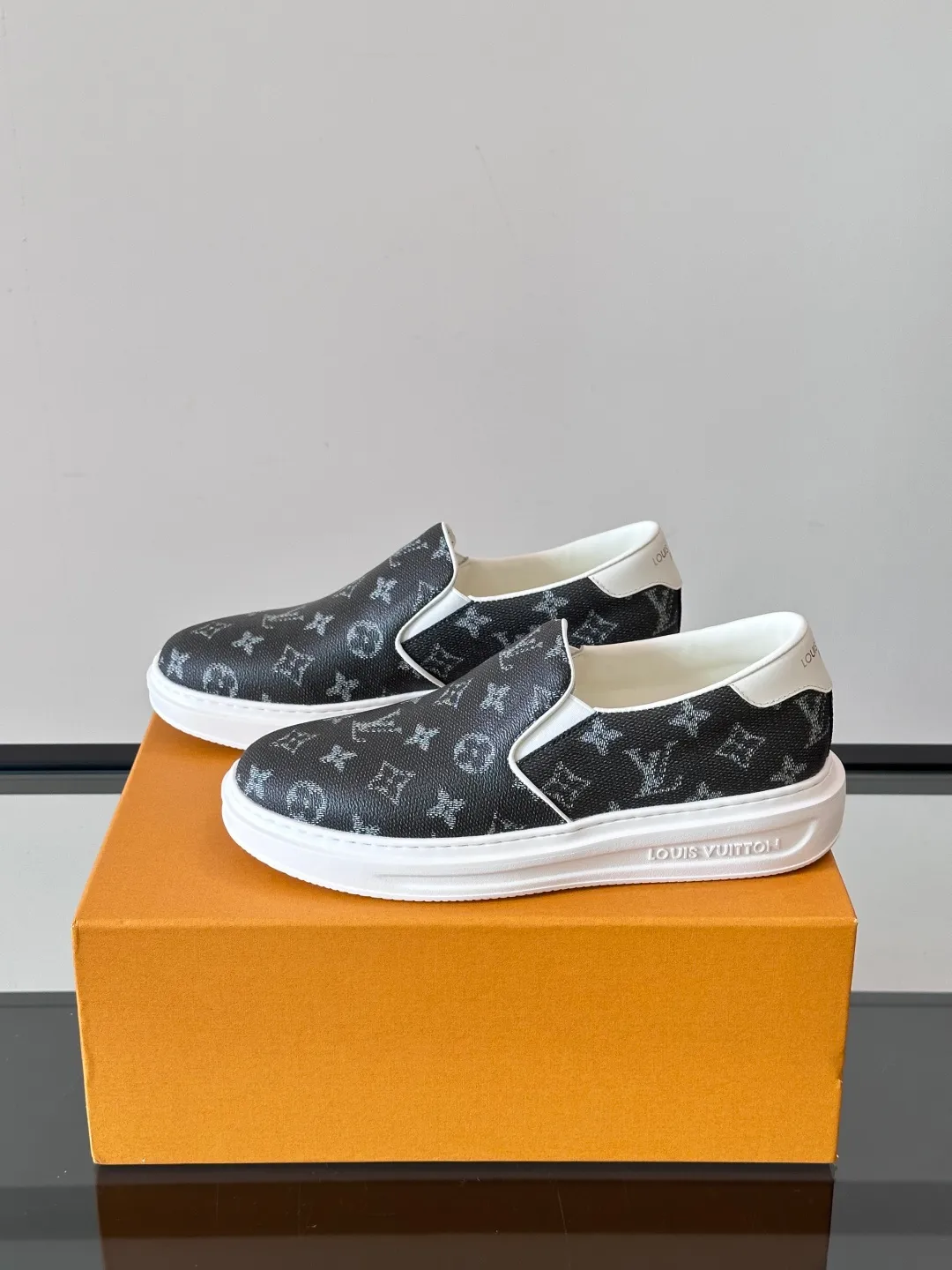 Men's shoes 💰p360 "LOUIS VUITTO＊" Classic presbyopic slip-on loafers are made of classic Damier Gra men's shoes 💰phite canvas, with LV logo embellishment on the shoe body, leather straps decorated with LV metal logo buckles, smooth calf leather trim, and Monogram flower rubber outsole, full of youthful vitality and elegance. Blake craftsmanship and hand-stitched uppers cleverly establish recognition, and the standard sheepskin lining provides a comfortable and soft foot feel! Size: 38-44